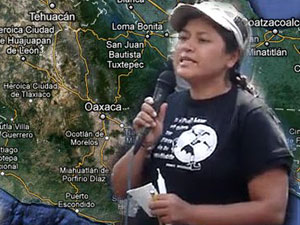 photo de Bety Carino en train de parler dans un micro, devant une carte du Mexique