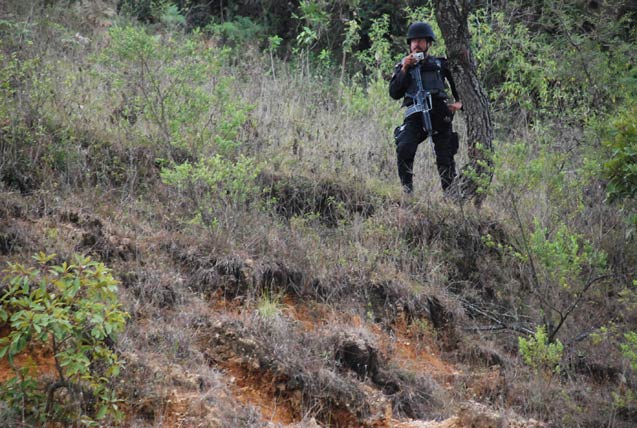 In Oaxaca, a police officer takes pictures, attempting to document the presence of activists in Oaxaca's Triqui indigenous region. (Photo: Santiago Navarro F.)