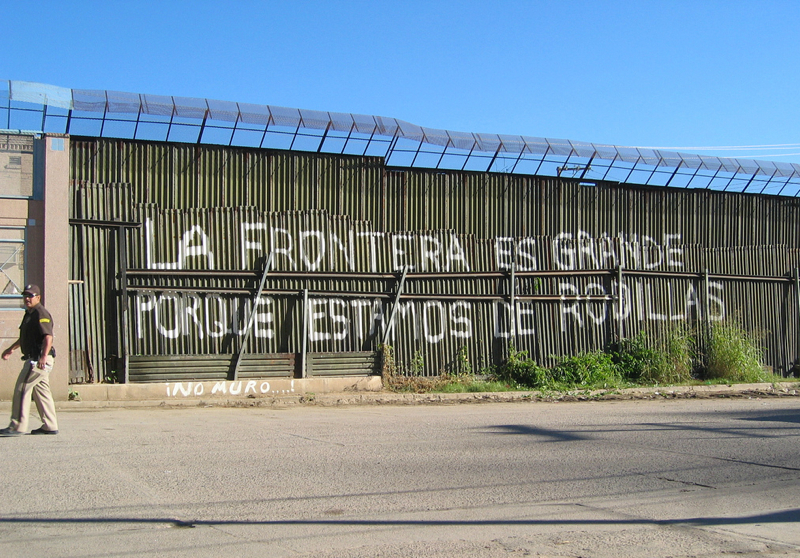 La Jornada, 03/10/14: La empresa israelí Elbit Systems Ltd (empresa famosa por su trabajo de “sistemas de detección de intrusión” y otros proyectos para las barreras contra los palestinos) anunció que su subsidiaria obtuvo el contrato del Departamento de Seguridad Interior de Estados Unidos para producir e instalar sistemas de vigilancia, incluidas torres de observación, en la frontera de Arizona con México, reportó Alternet.